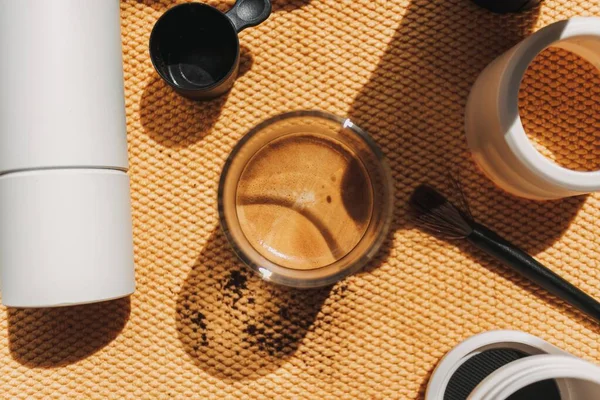 Fransız kahvesinin üstünde mermer kremalı kahve..