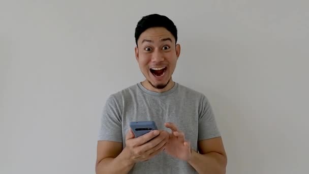 Wow Surprise Face Asian Man Use Smartphone Copy Space Advertisement — Stock Video