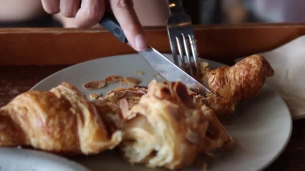 Primo Piano Della Donna Mangiare Croissant Con Forchetta Coltello Nel — Video Stock