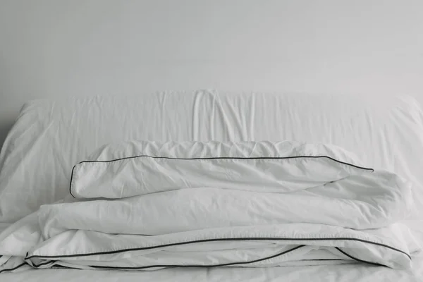Сложите Диван Кровать Белой Подушкой Одеялом Готовым Убранным Утром — стоковое фото