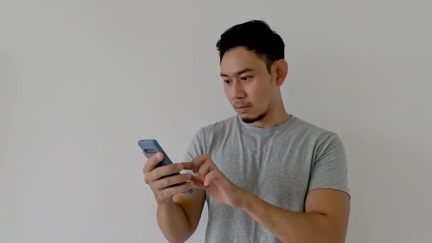 Wow Surprise Face Asian Man Use Smartphone Copy Space Advertisement — Stock Video