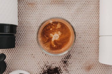 Kahve makinesi ve öğütücü ekipmanlı espresso kahvesi..