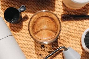 Fransız kahvesinin üstünde mermer kremalı kahve..