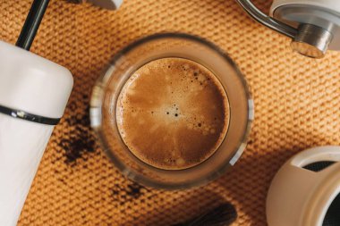 Fransız kahvesinin üstünde mermer kremalı kahve..