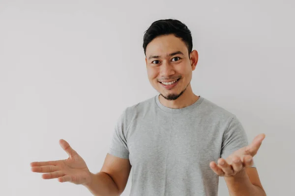 Счастливый Азиатский Мужчина Серой Футболке Предлагает Пространство Рекламы — стоковое фото