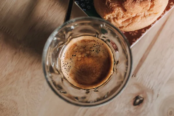 Dua Kopi Espresso Dan Eclair Atas Meja Kayu Dalam Cahaya — Stok Foto