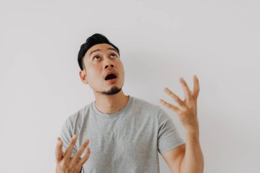 Asyalı adam şaşırıyor ve meraklı bir yüz takınıyor..