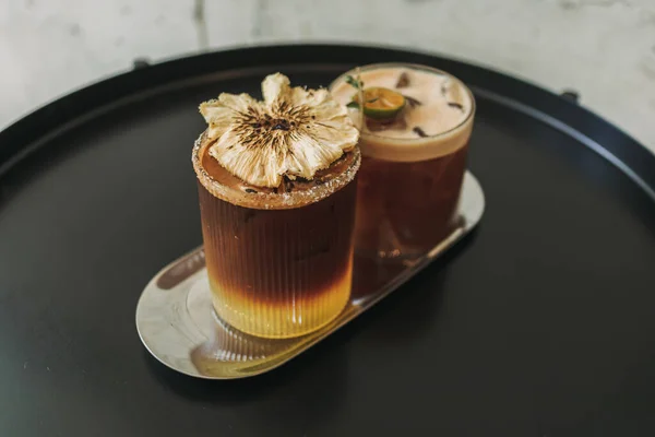 Duas Bebidas Especiais Geladas Café Laranja Yusu Servidas Mesa Preta — Fotografia de Stock