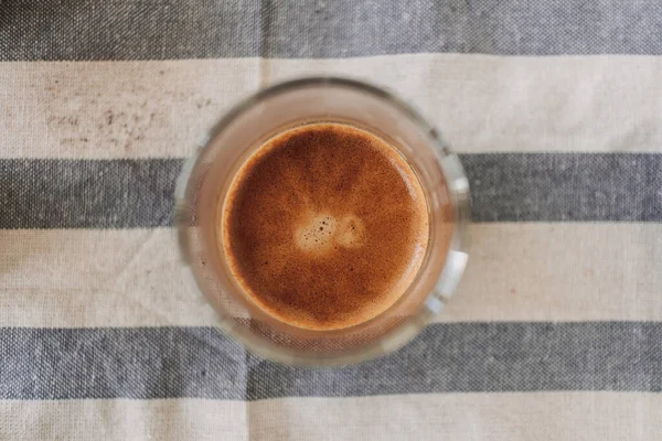 Atas Tampilan Kopi Buatan Sendiri Dengan Susu Dan Krema Yang — Stok Foto