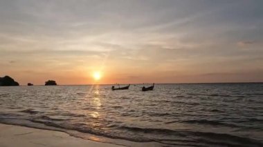 Phuket, Tayland 'da Mai Khao plajının gün batımı görüntüleri.