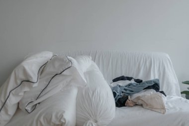 Çamaşırları kanepede yıkadım. Ev işi konsepti için katlanmaya ve organize olmaya hazırdım..