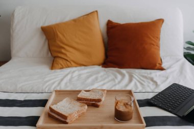 Oturma odasında tabletli ev yapımı sandviç ve espresso..