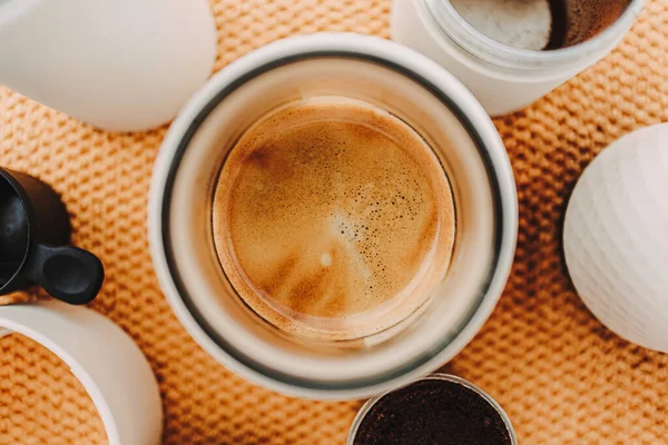 Bovenaanzicht Van Koffie Franse Pers Apparatuur Ingesteld Gele Achtergrond — Stockfoto