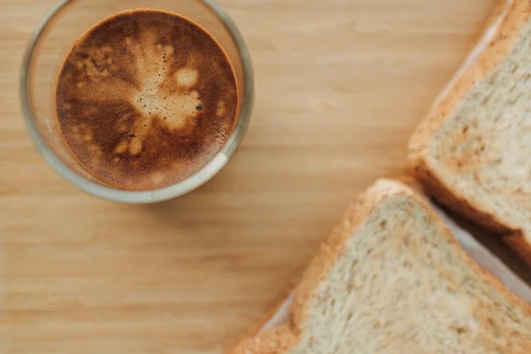 三明治火腿和一杯浓缩咖啡的简单早餐 — 图库照片