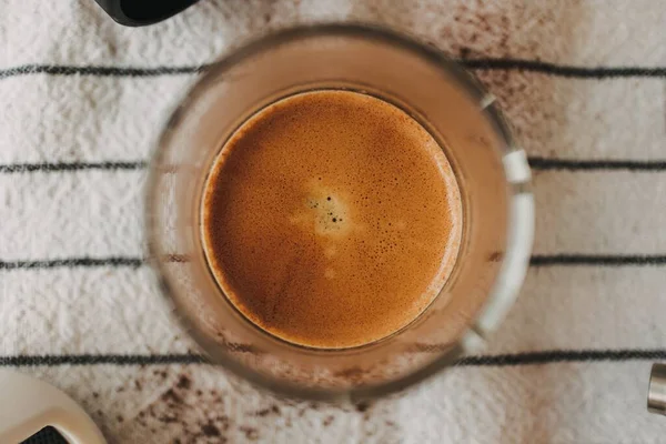 Dekat Kopi Espresso Crema Yang Indah Dengan Peralatan Pembuat Kopi — Stok Foto