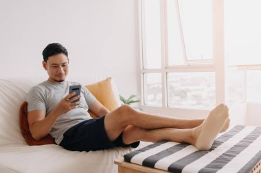 Asyalı adam evinde cep telefonu ticaretiyle rahatladı ve rahatladı..