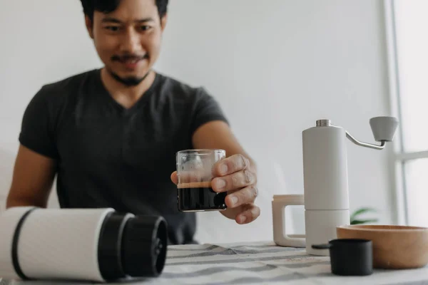 Asian Man Make Drink His Own French Press Coffee — ストック写真