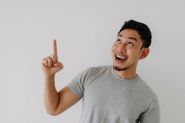 Asyalı adam şaşırıyor ve meraklı bir yüz takınıyor..