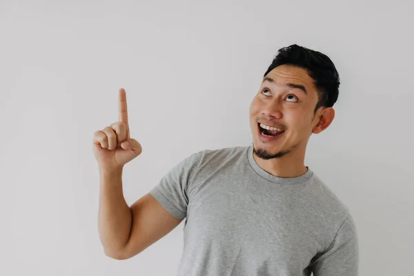 Asyalı adam şaşırıyor ve meraklı bir yüz takınıyor..