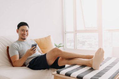 Asyalı adam evinde cep telefonu ticaretiyle rahatladı ve rahatladı..