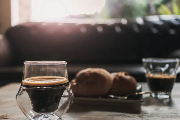 Pagi Break Kopi Espresso Dengan Makanan Penutup Ruang Tamu Yang — Stok Foto