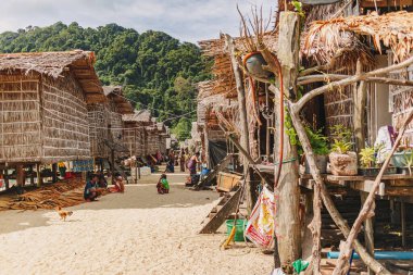 Phang-nga, THAILAND - 25 Nisan 2022, MU KO SURIN, Moken Köyü.