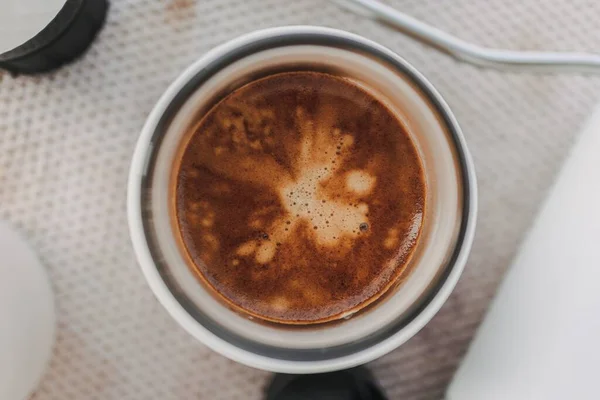 Crema Kopi Espresso Dengan Alat Penggilingan Dan Perancis — Stok Foto