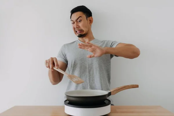 Funny Face Newbie Cooking Asian Man Afraid Fried Oil Isolated — Stok Foto