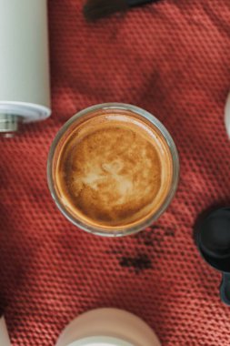 Kahve makinesi ve öğütücü ekipmanlı espresso kahvesi..