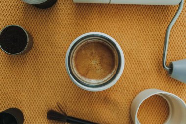 Fransız basınçlı espresso kahvesi ve sarı arka planda güzel krema tekneleri..