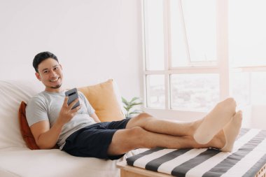 Asyalı adam evinde cep telefonu ticaretiyle rahatladı ve rahatladı..