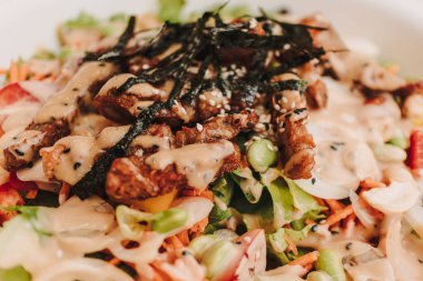 Japon usulü kızarmış domuz salatası ve diyet yemeği için yosun..