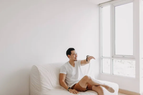 Single Asian Man Playing His Sugarglider Pet Alone His Apartment — ストック写真