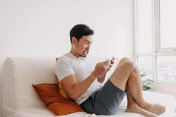 Komik Asyalı Adam Rahatlama Gününde Ciddi Ciddi Mobil Oyununa Odaklanıyor — Stok fotoğraf