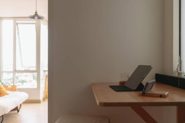 Evden çalışmak için evin köşesindeki ofis masasında çalışıyorum..
