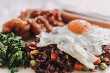 Ev yapımı Amerikan Kızarmış Pirinci popüler Tayland yemeği yumurta ve sosisli.