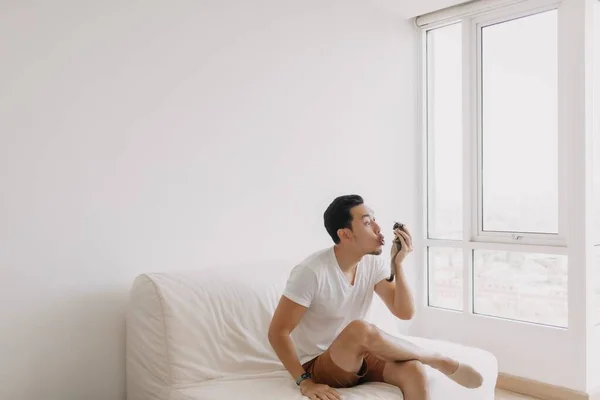 Single Asian Man Playing His Sugarglider Pet Alone His Apartment — Fotografia de Stock