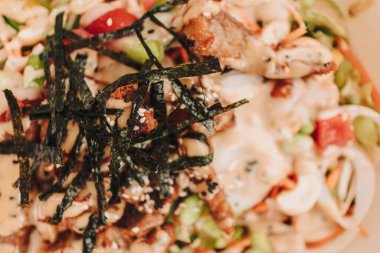 Japon usulü kızarmış domuz salatası ve diyet yemeği için yosun..