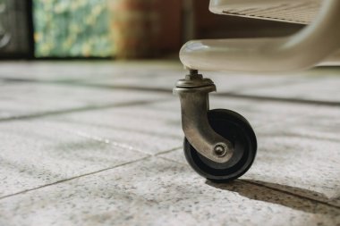 Yerdeki eski taşınabilir dolabın kapağını kapat..