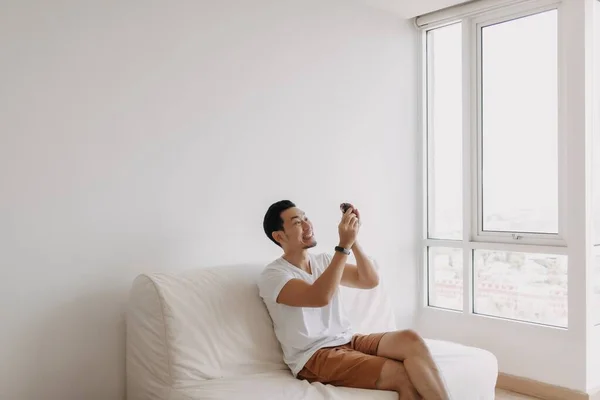 Single Asian Man Playing His Sugarglider Pet Alone His Apartment — Stok Foto