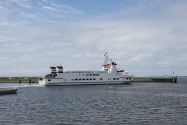 Lauwersoog Limanı 'ndaki beyaz renkli feribot Wadden' daki Schiermonnikoog adasına gidiyor.