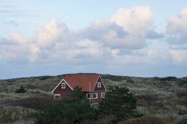 Vlieland Wadden Adası 'nın kumullarında bayrak direğiyle tatil evi