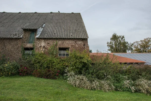 在德国的Hoch Elten小村附近 有一个古老的农场和带有太阳能电池板的谷仓 — 图库照片