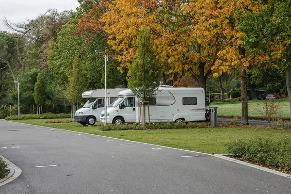 Vehículos Camping Disfrutando Sus Vacaciones Camping Pueblo Turístico Hoch Elten — Foto de Stock