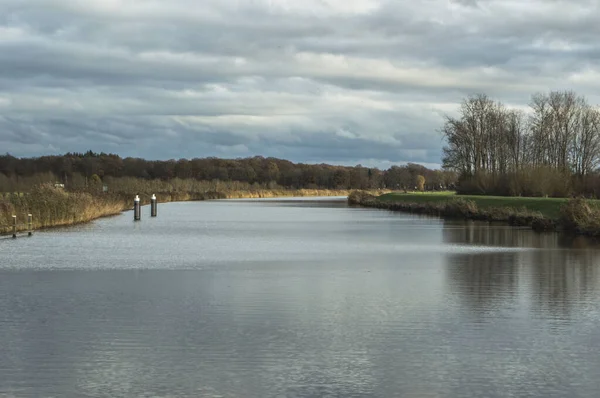 Słońce Przebija Się Przez Ciemne Chmury Nad Rzeką Oude Ijssel — Zdjęcie stockowe