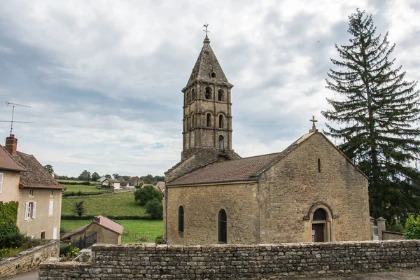 Крошечная Деревенская Церковь Святого Мартина Варейя Французском Регионе Брион Летом — стоковое фото