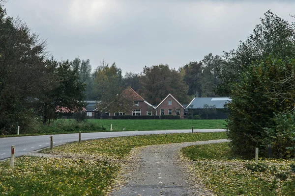 Bauernhaus Mit Scheunen Der Nähe Von Asphaltstraße Und Radweg Herbst — Stockfoto
