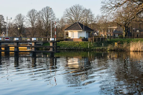 Dom Opiekuna Mostu Odbity Wodzie Rzeki Oude Ijssel Pobliżu Laag — Zdjęcie stockowe