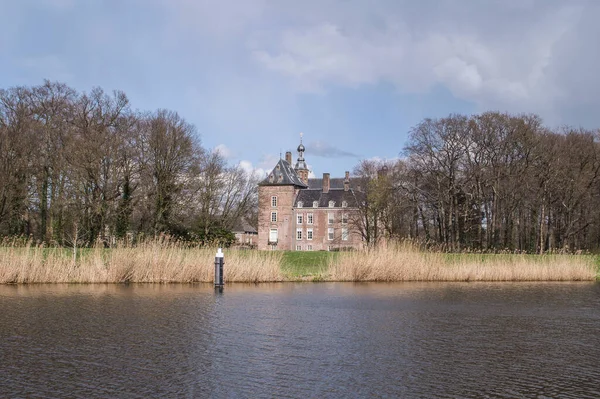 Średniowieczny Zamek Pobliżu Rzeki Oude Ijssel Słoneczny Ale Pochmurny Dzień — Zdjęcie stockowe