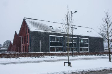 Okuldaki kar, kapanma nedeniyle boş.